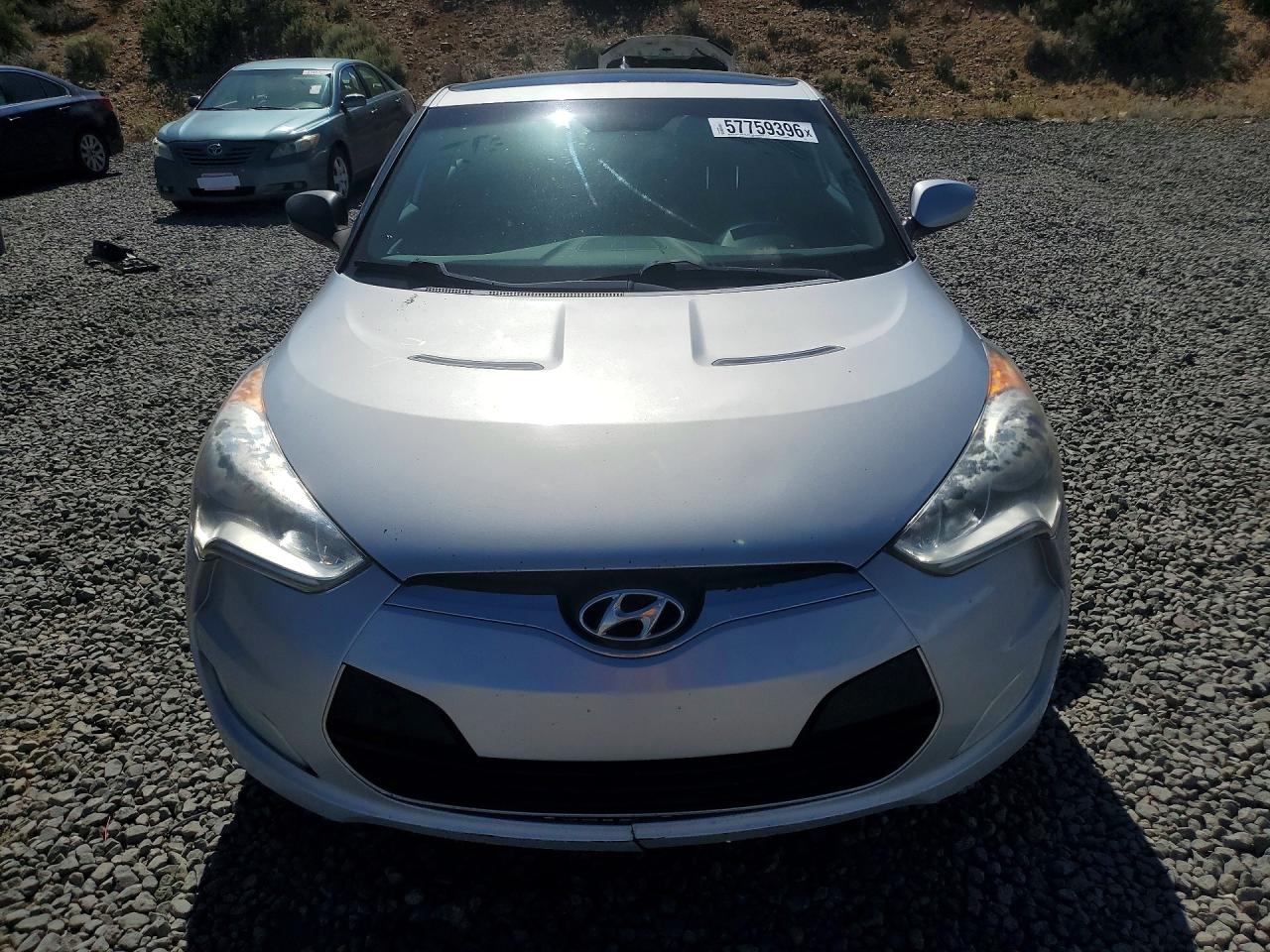 2013 Hyundai Veloster Base Серебряный vin: KMHTC6AD5DU166064
