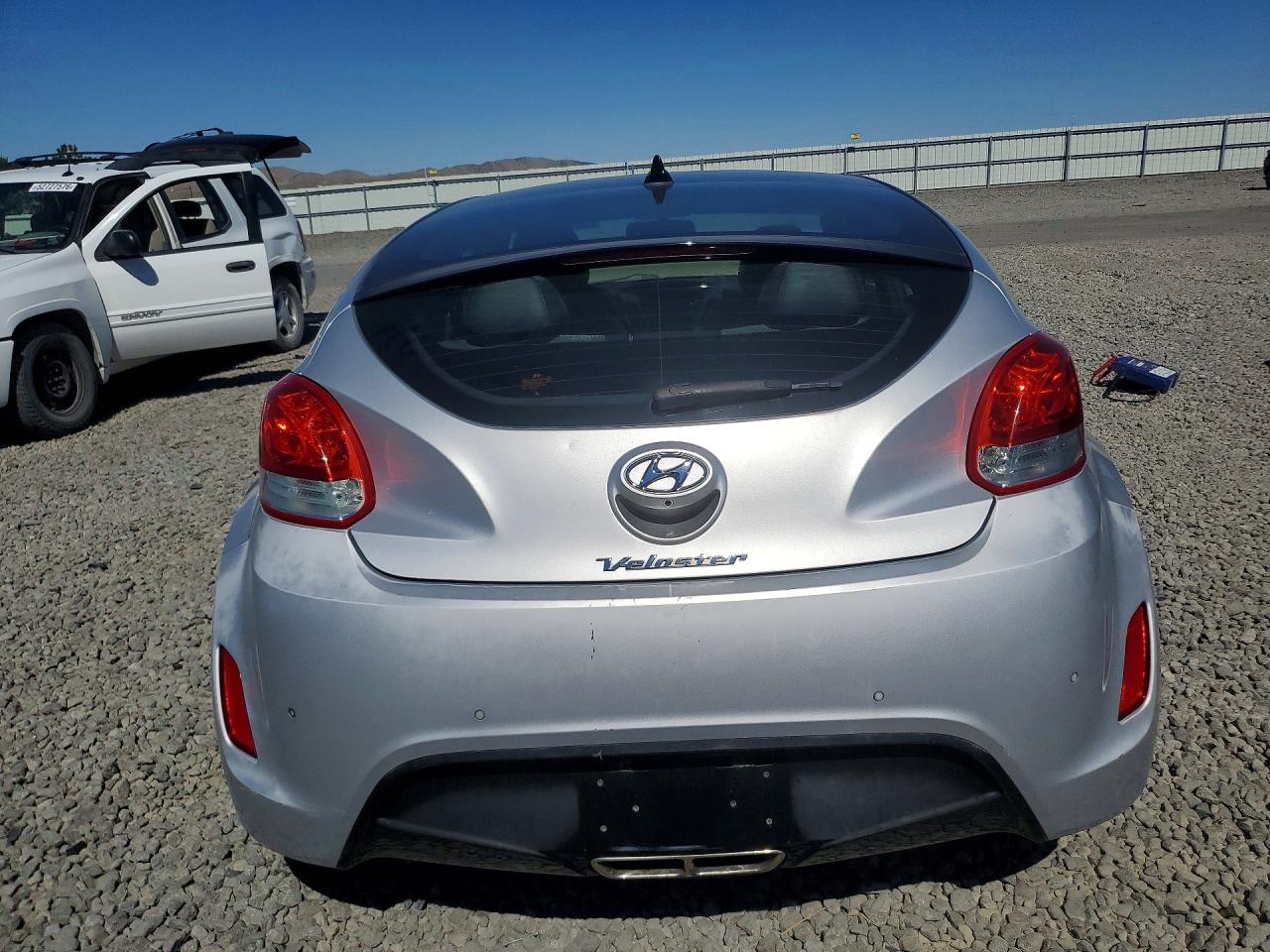 2013 Hyundai Veloster Base Серебряный vin: KMHTC6AD5DU166064