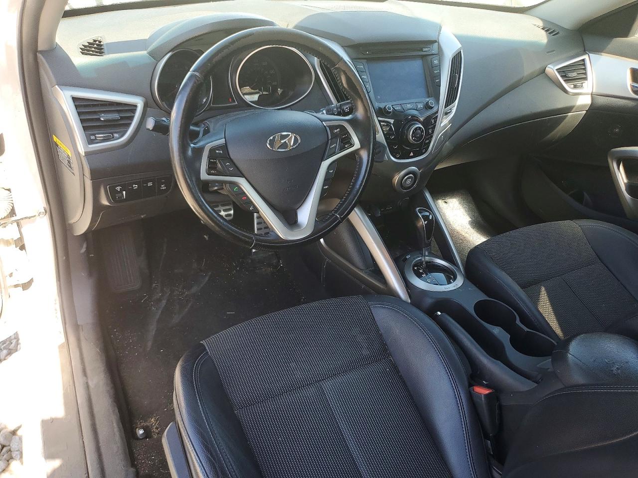 2013 Hyundai Veloster Base Серебряный vin: KMHTC6AD5DU166064