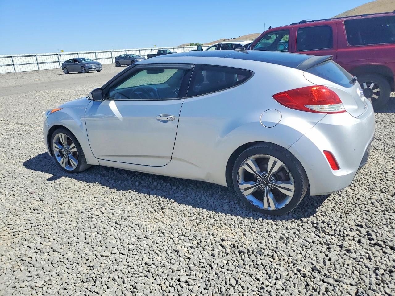 2013 Hyundai Veloster Base Серебряный vin: KMHTC6AD5DU166064