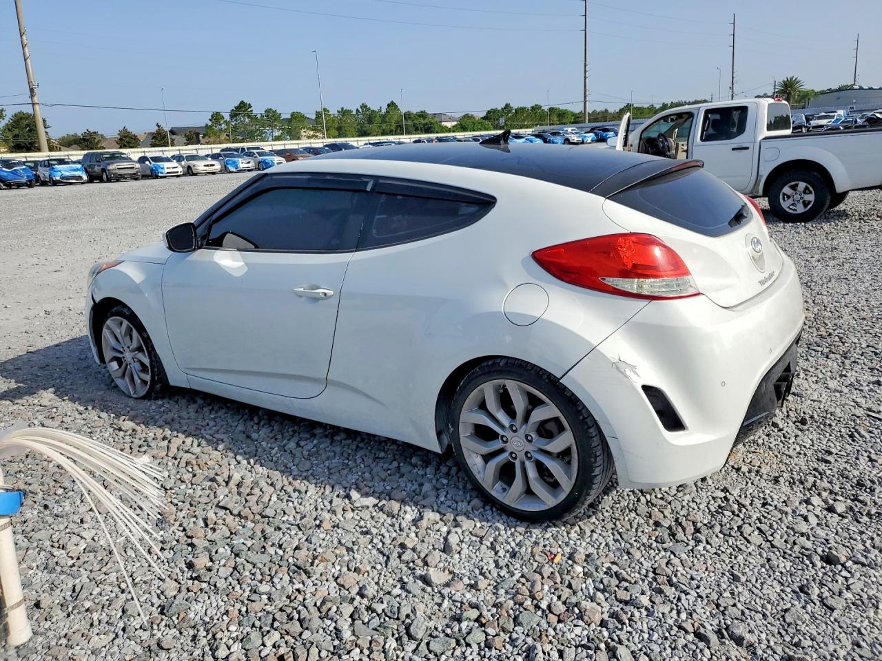 2013 Hyundai Veloster Base White vin: KMHTC6AD5DU175511