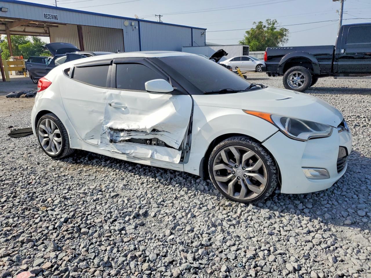 2013 Hyundai Veloster Base White vin: KMHTC6AD5DU175511