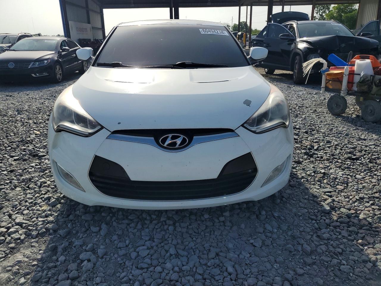 2013 Hyundai Veloster Base White vin: KMHTC6AD5DU175511
