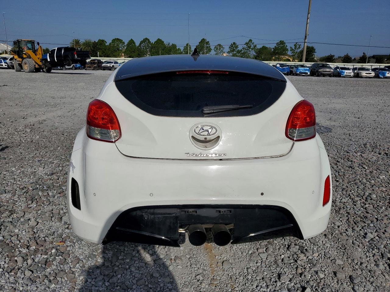 2013 Hyundai Veloster Base White vin: KMHTC6AD5DU175511