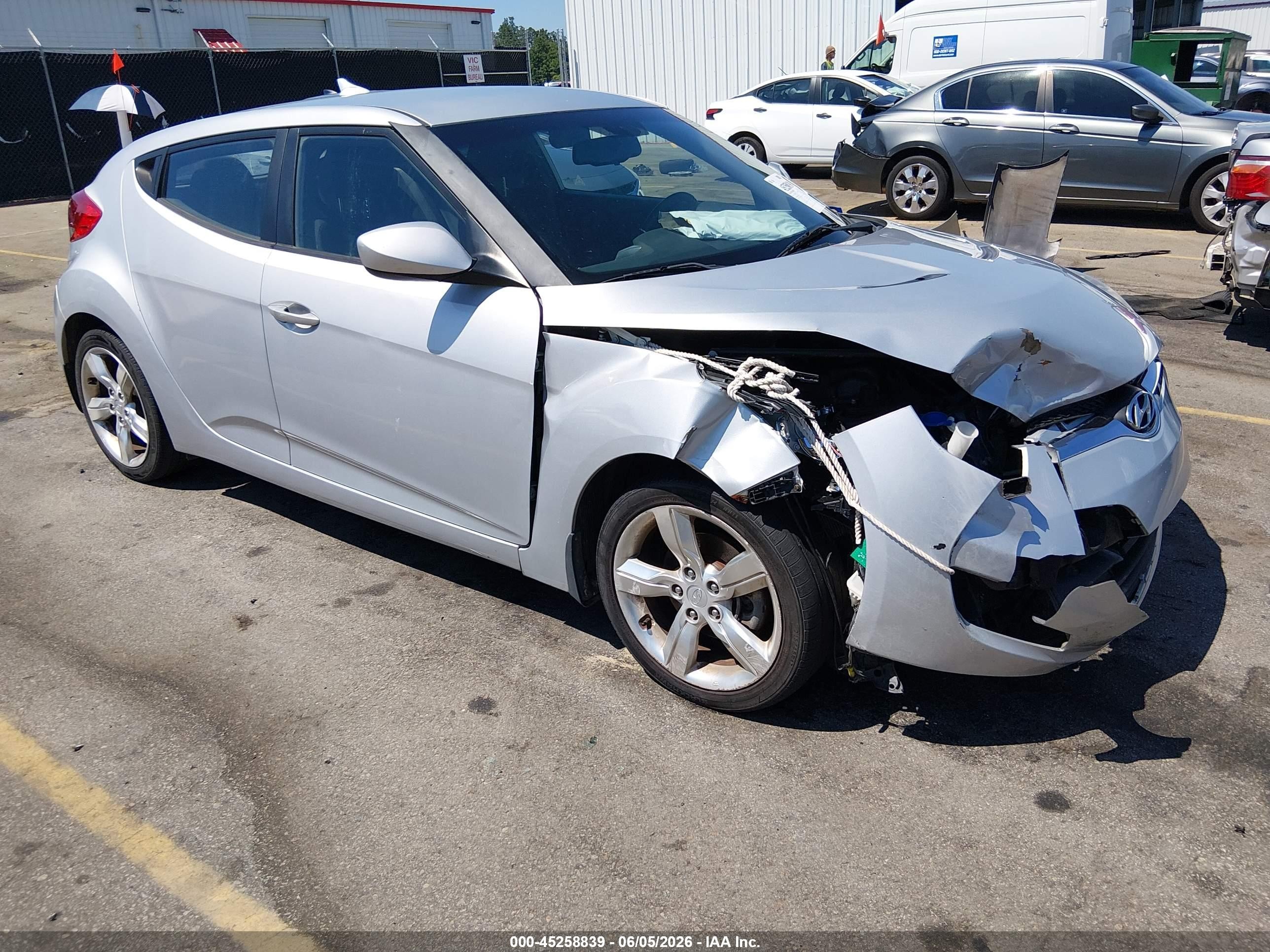 2013 Hyundai Veloster Base W/black Silver vin: KMHTC6AD5DU175850