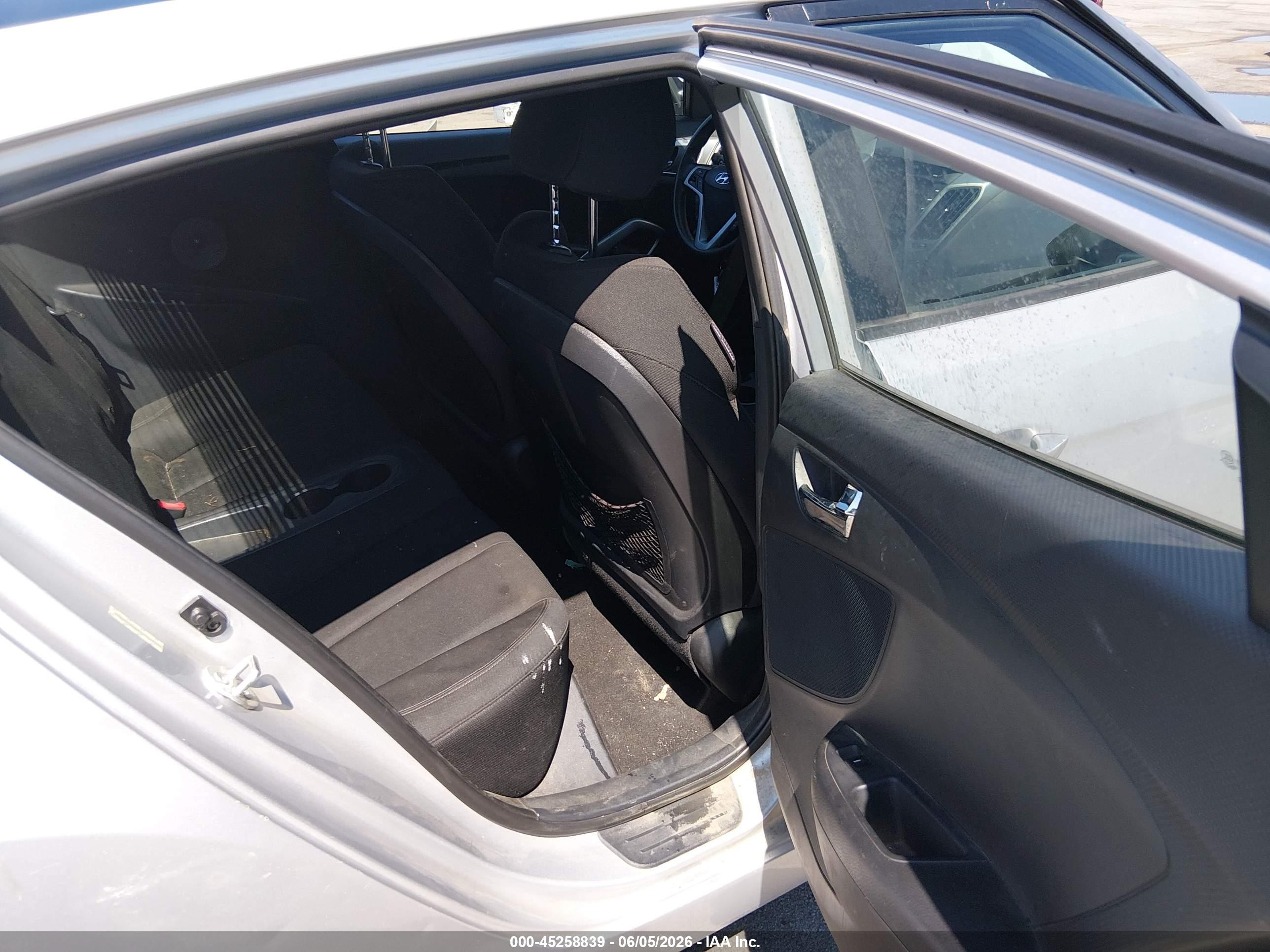 2013 Hyundai Veloster Base W/black Silver vin: KMHTC6AD5DU175850