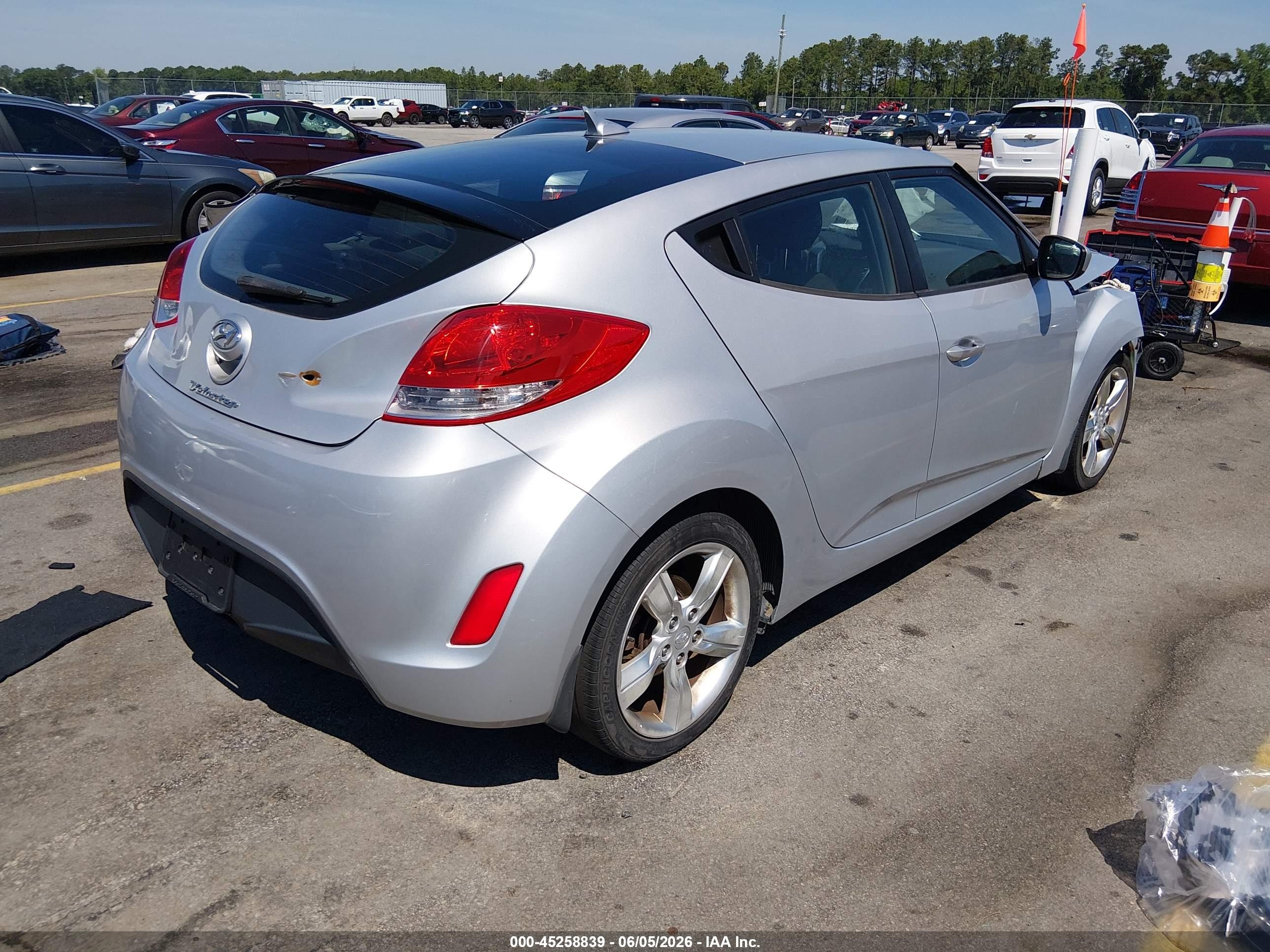 2013 Hyundai Veloster Base W/black Silver vin: KMHTC6AD5DU175850