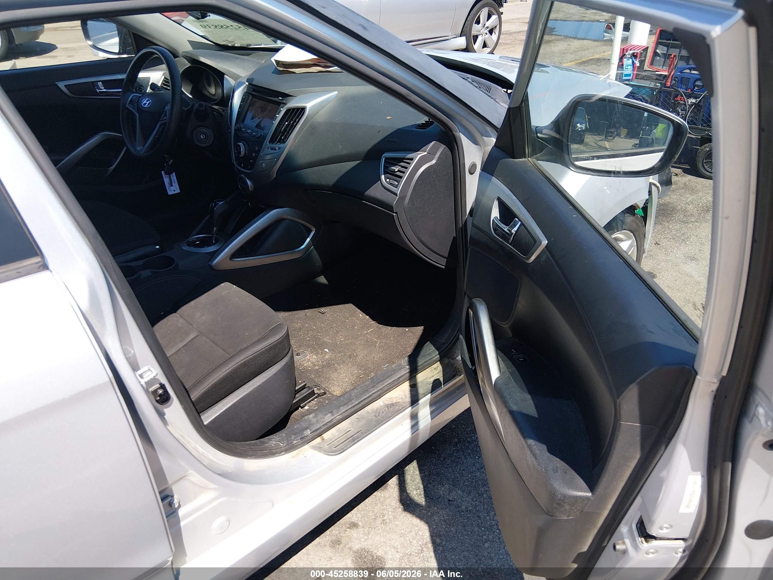 2013 Hyundai Veloster Base W/black Silver vin: KMHTC6AD5DU175850