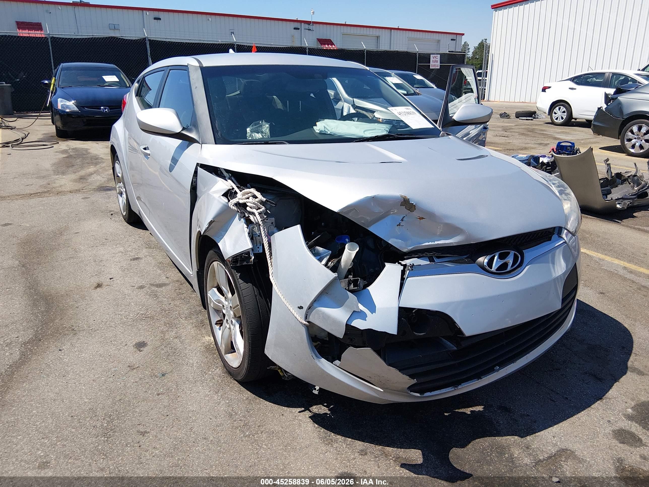2013 Hyundai Veloster Base W/black Silver vin: KMHTC6AD5DU175850