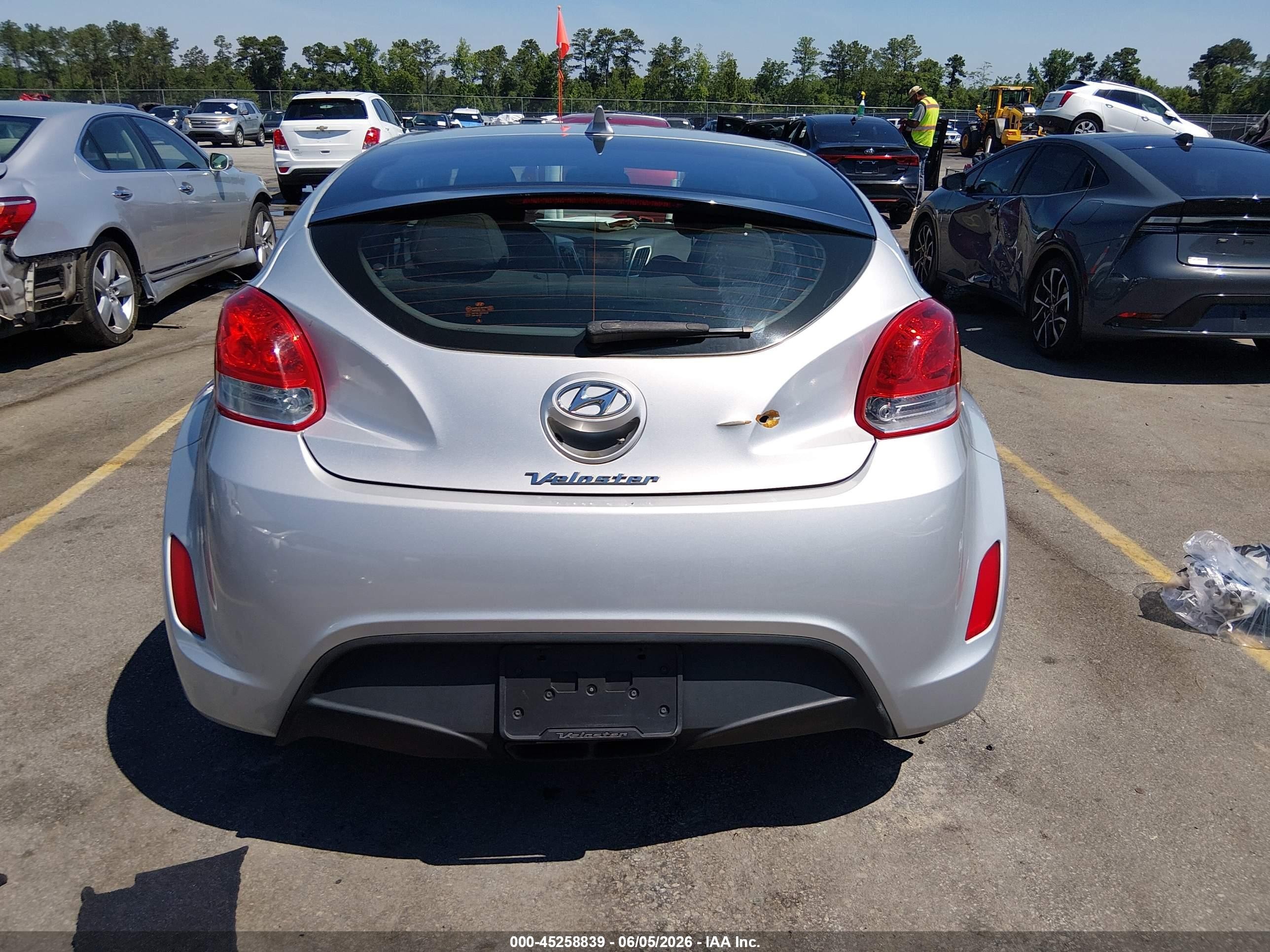 2013 Hyundai Veloster Base W/black Silver vin: KMHTC6AD5DU175850