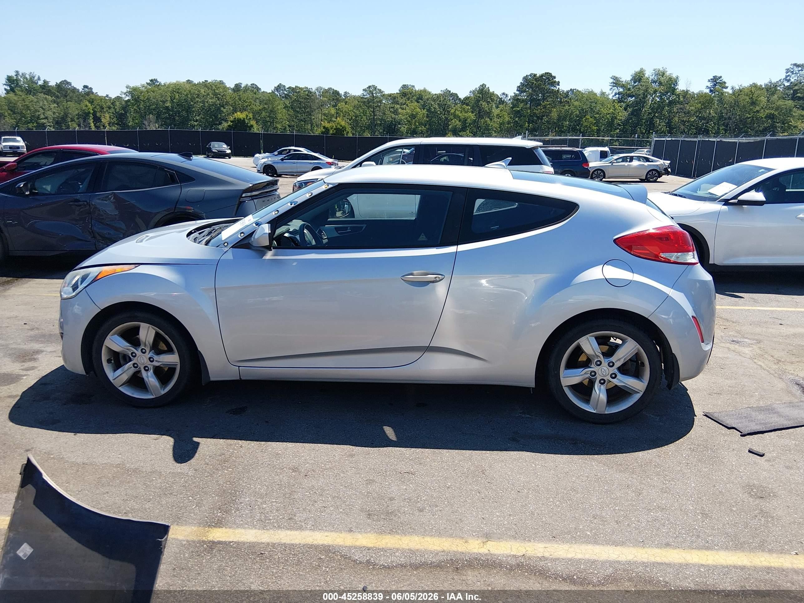2013 Hyundai Veloster Base W/black Silver vin: KMHTC6AD5DU175850