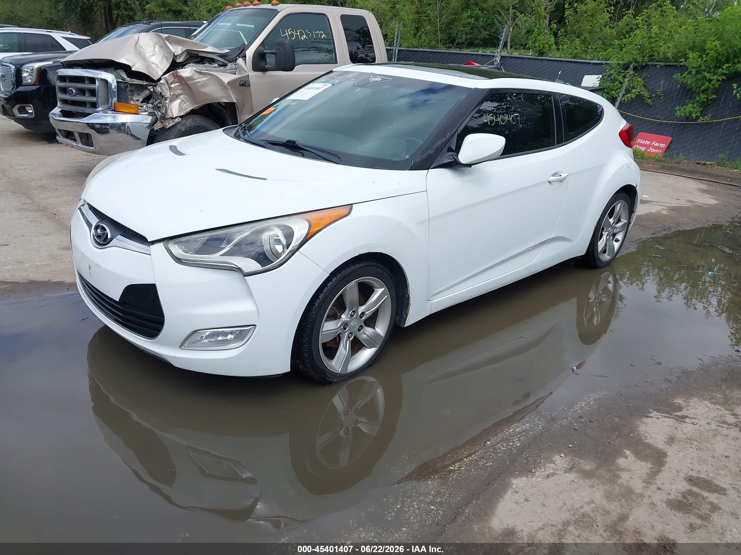 2014 Hyundai Veloster Base W/black White vin: KMHTC6AD5EU213305