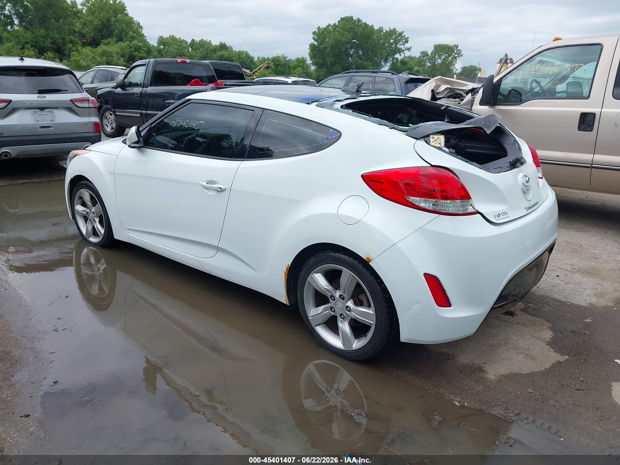 2014 Hyundai Veloster Base W/black White vin: KMHTC6AD5EU213305