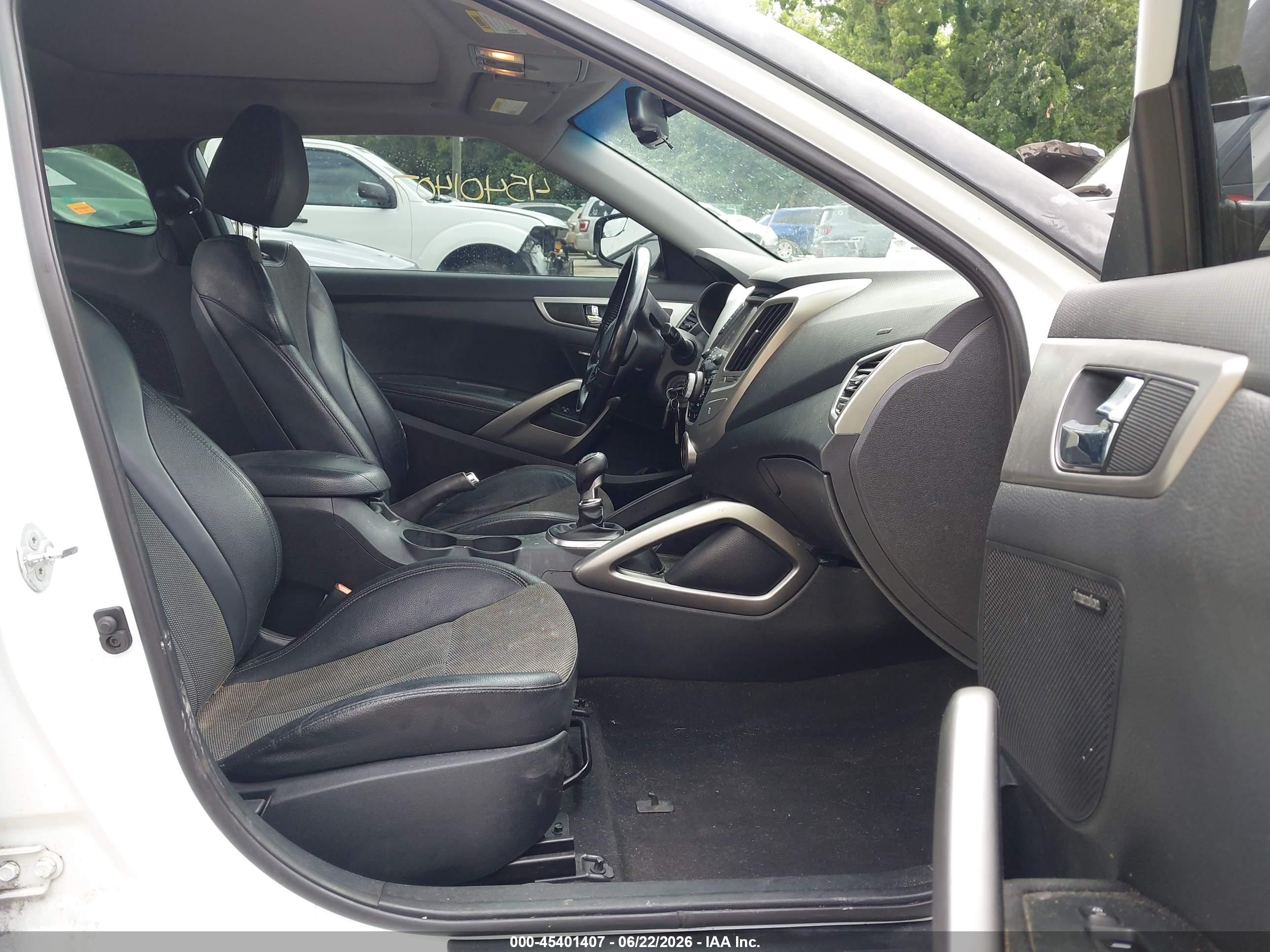 2014 Hyundai Veloster Base W/black White vin: KMHTC6AD5EU213305