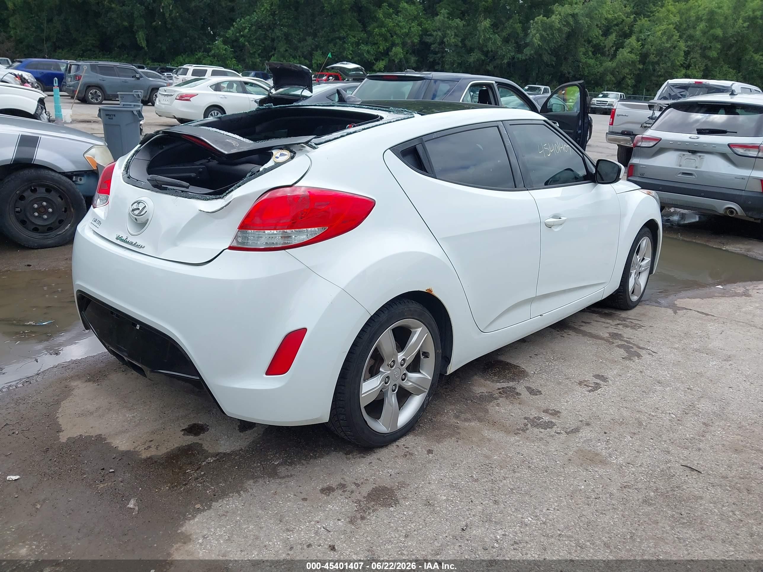2014 Hyundai Veloster Base W/black White vin: KMHTC6AD5EU213305
