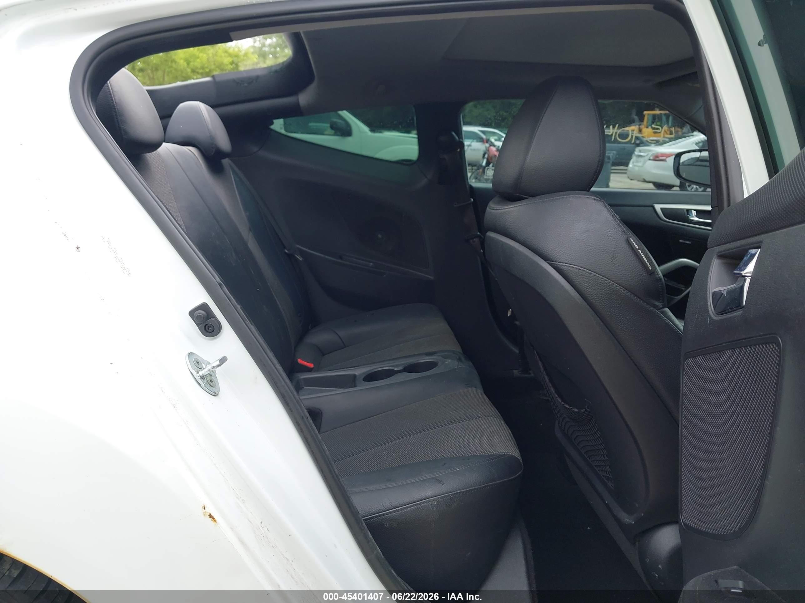 2014 Hyundai Veloster Base W/black White vin: KMHTC6AD5EU213305