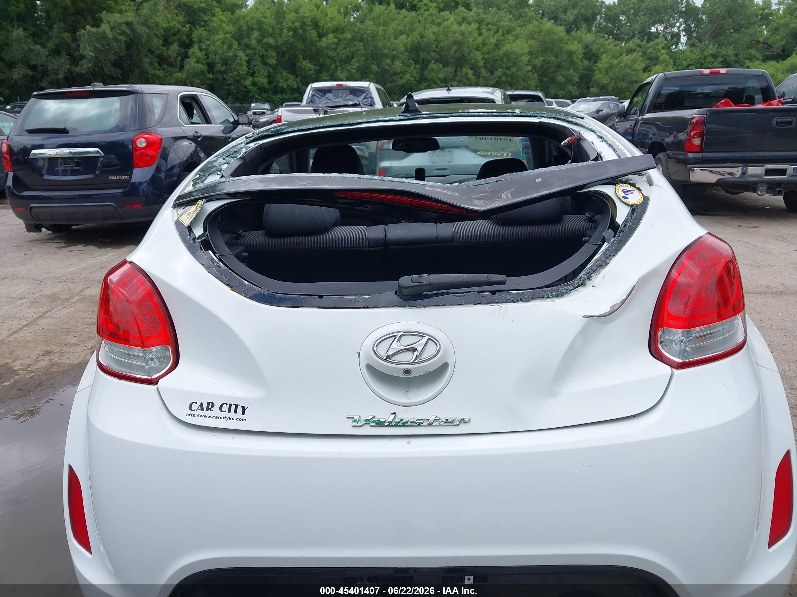 2014 Hyundai Veloster Base W/black White vin: KMHTC6AD5EU213305