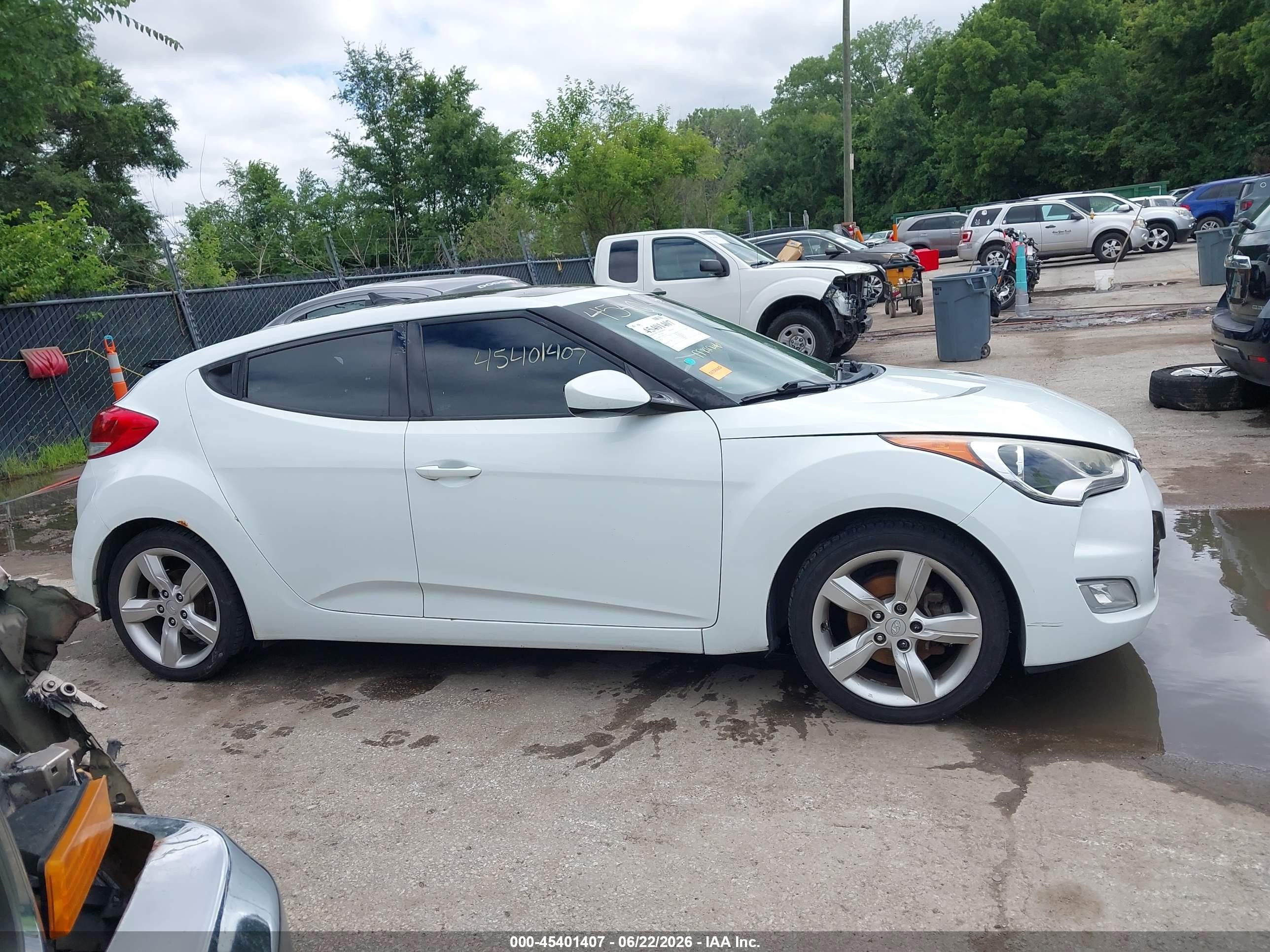 2014 Hyundai Veloster Base W/black White vin: KMHTC6AD5EU213305