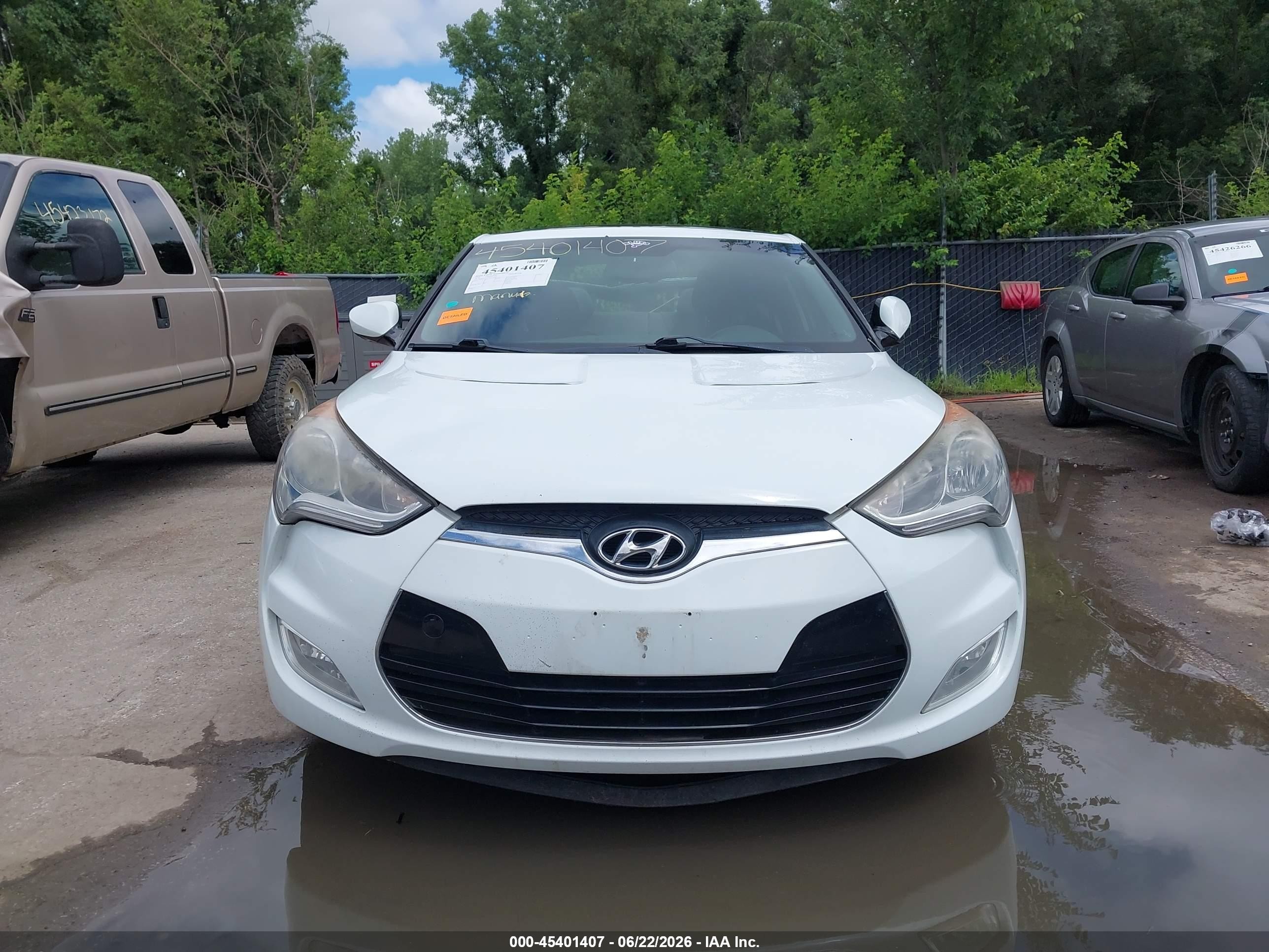2014 Hyundai Veloster Base W/black White vin: KMHTC6AD5EU213305