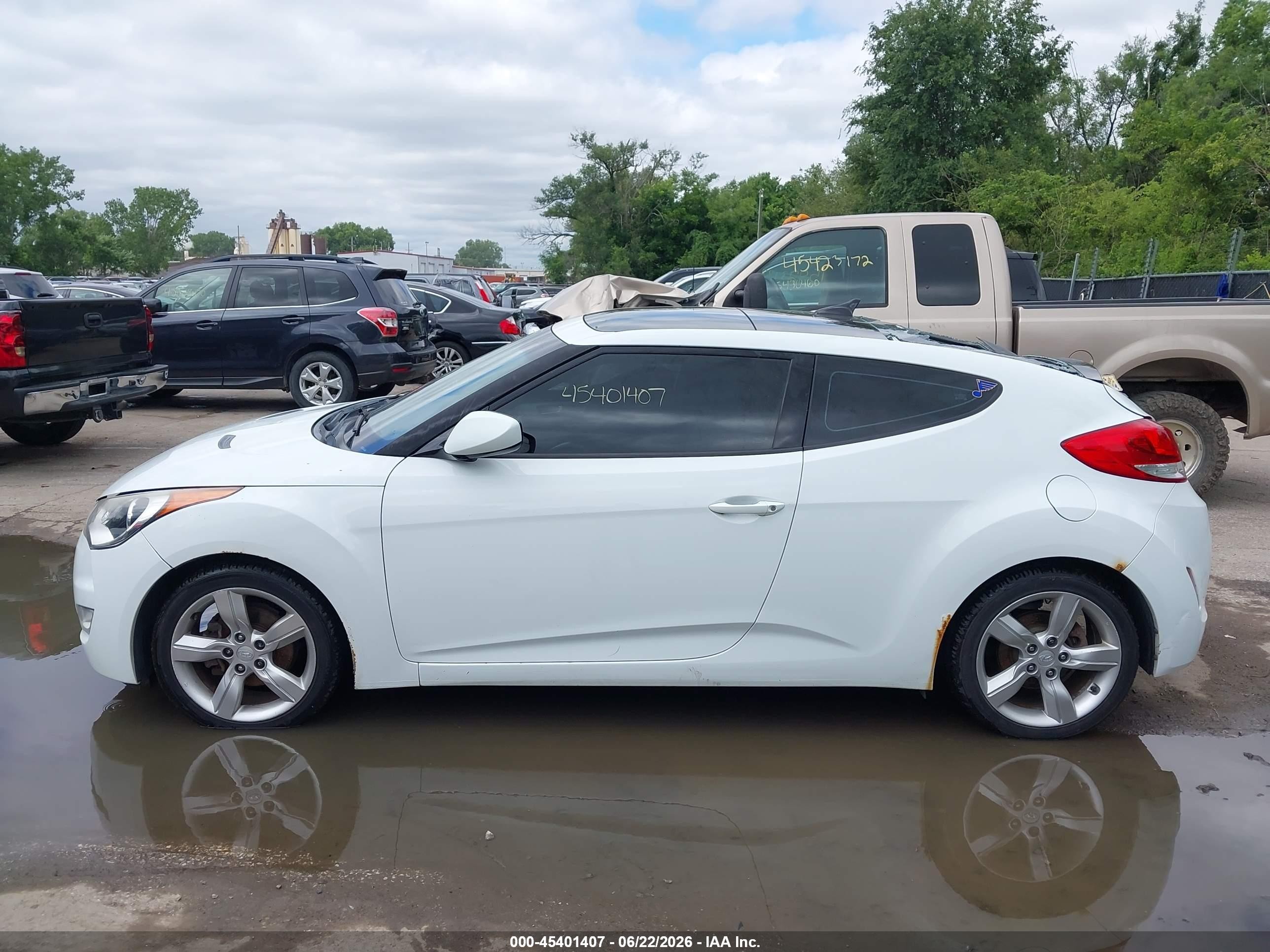2014 Hyundai Veloster Base W/black White vin: KMHTC6AD5EU213305