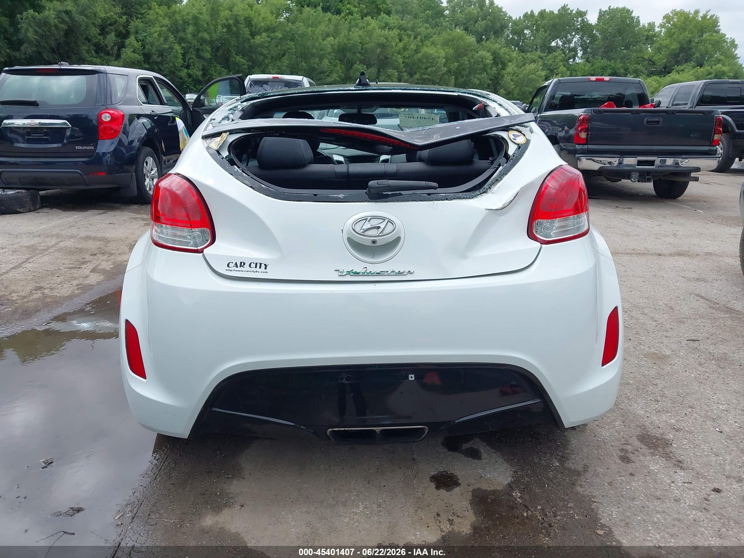 2014 Hyundai Veloster Base W/black White vin: KMHTC6AD5EU213305