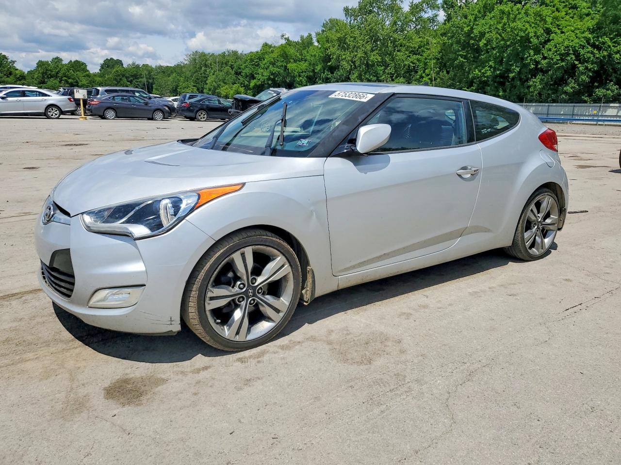 2015 Hyundai Veloster Base Серебряный vin: KMHTC6AD5FU232129