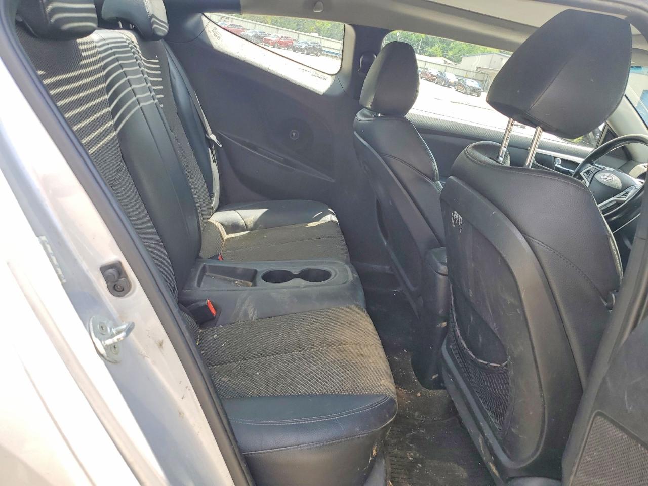 2015 Hyundai Veloster Base Серебряный vin: KMHTC6AD5FU232129