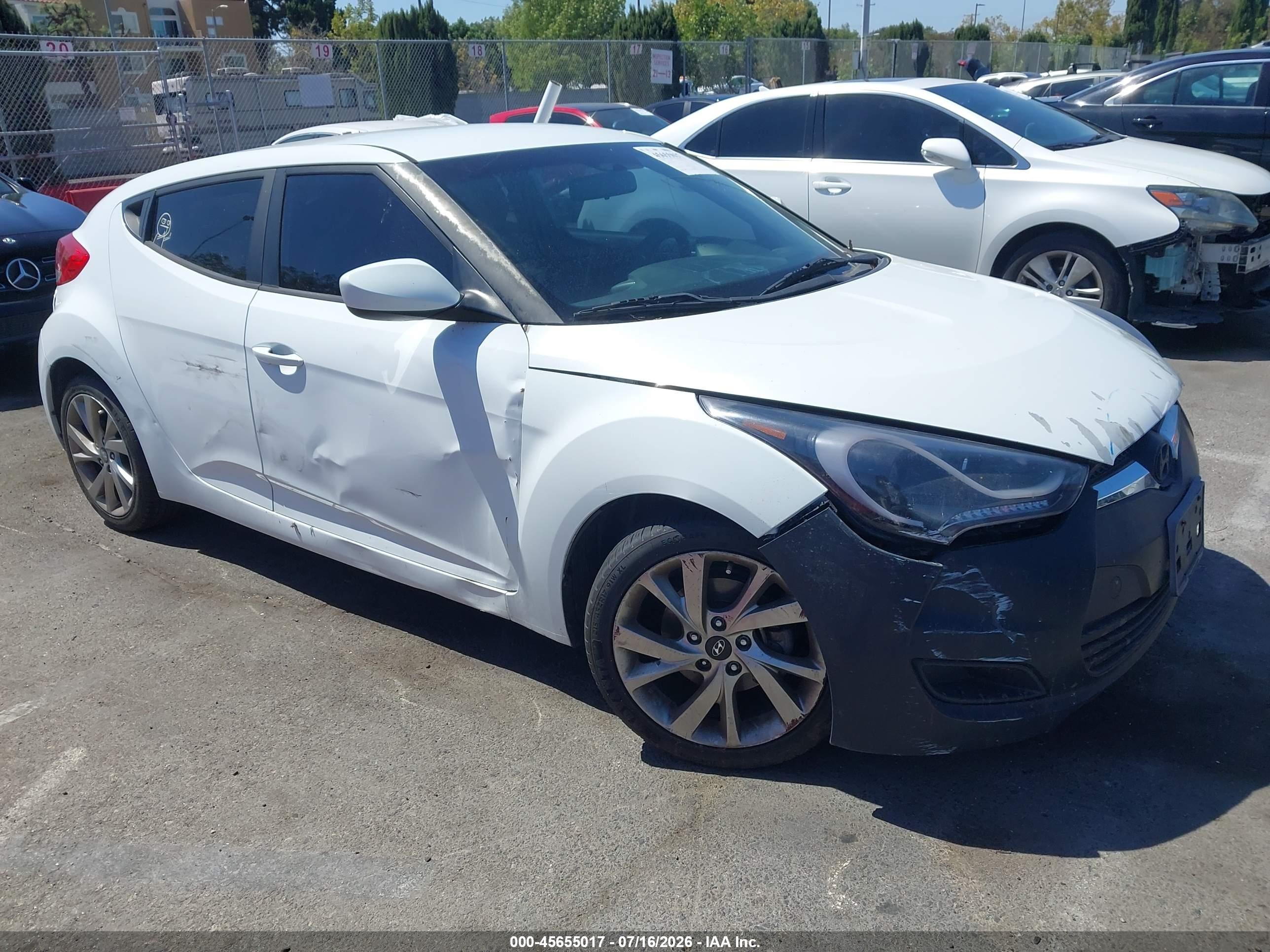 2016 Hyundai Veloster   White vin: KMHTC6AD5GU285009