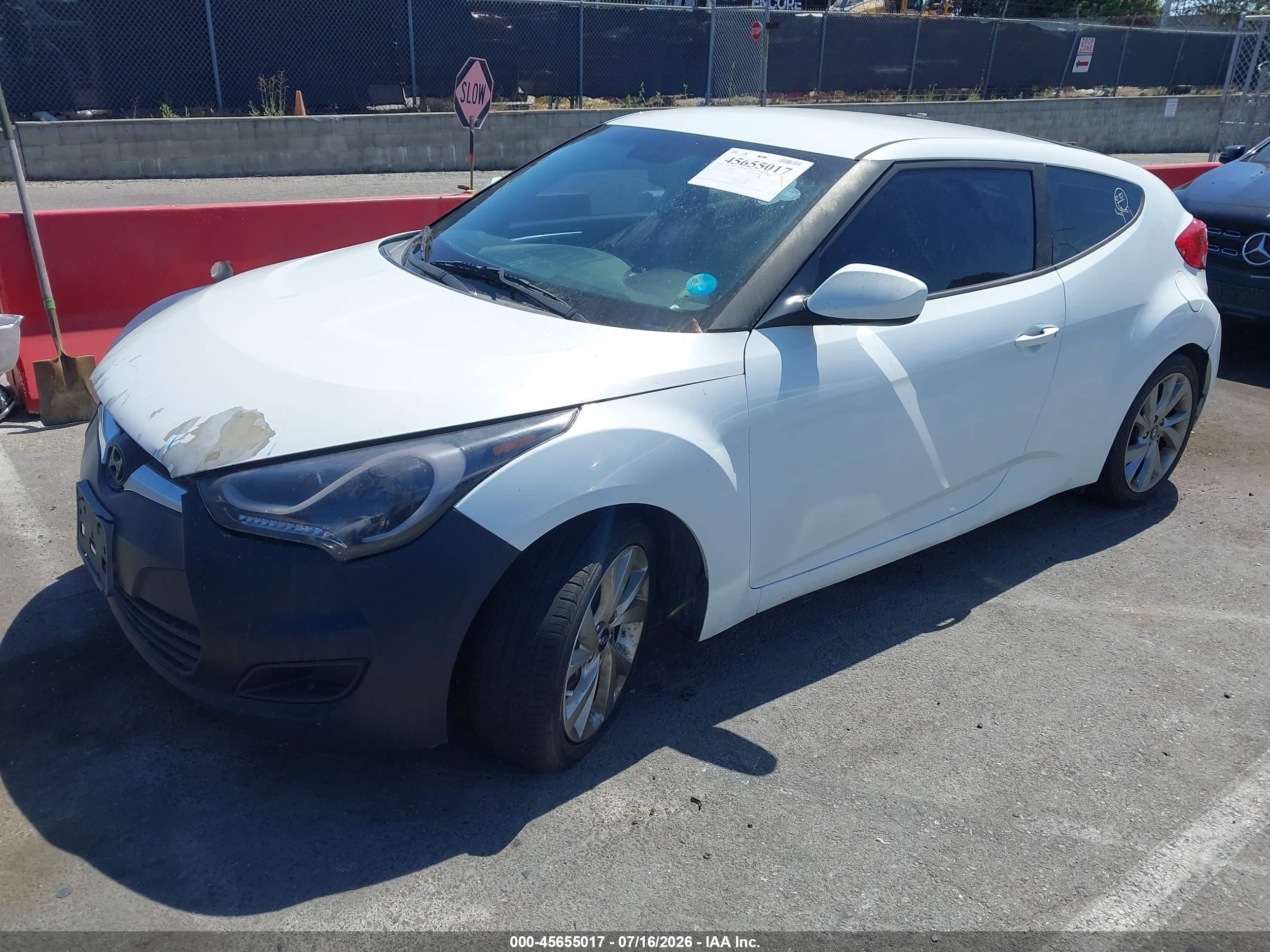 2016 Hyundai Veloster   White vin: KMHTC6AD5GU285009
