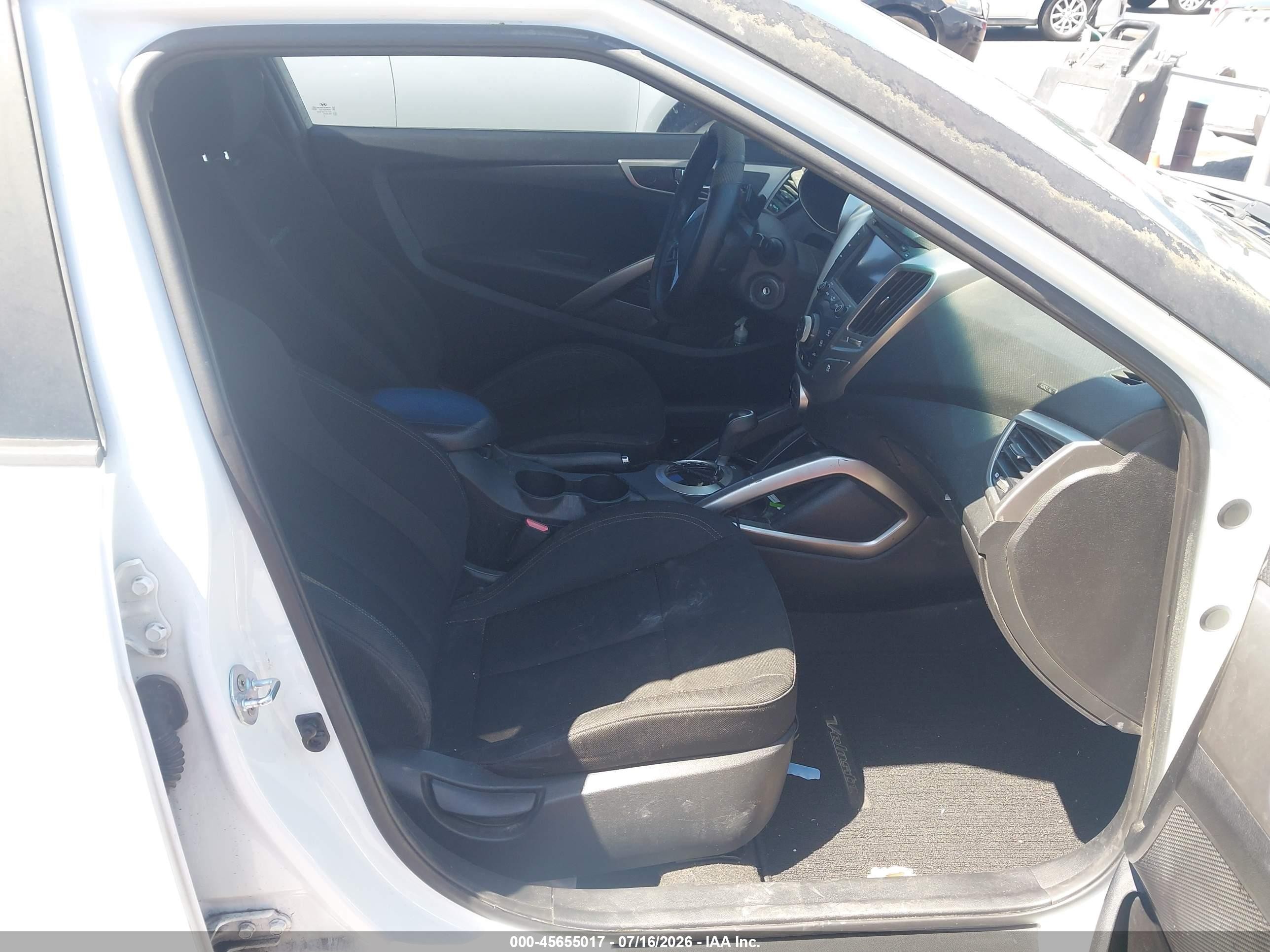 2016 Hyundai Veloster   White vin: KMHTC6AD5GU285009