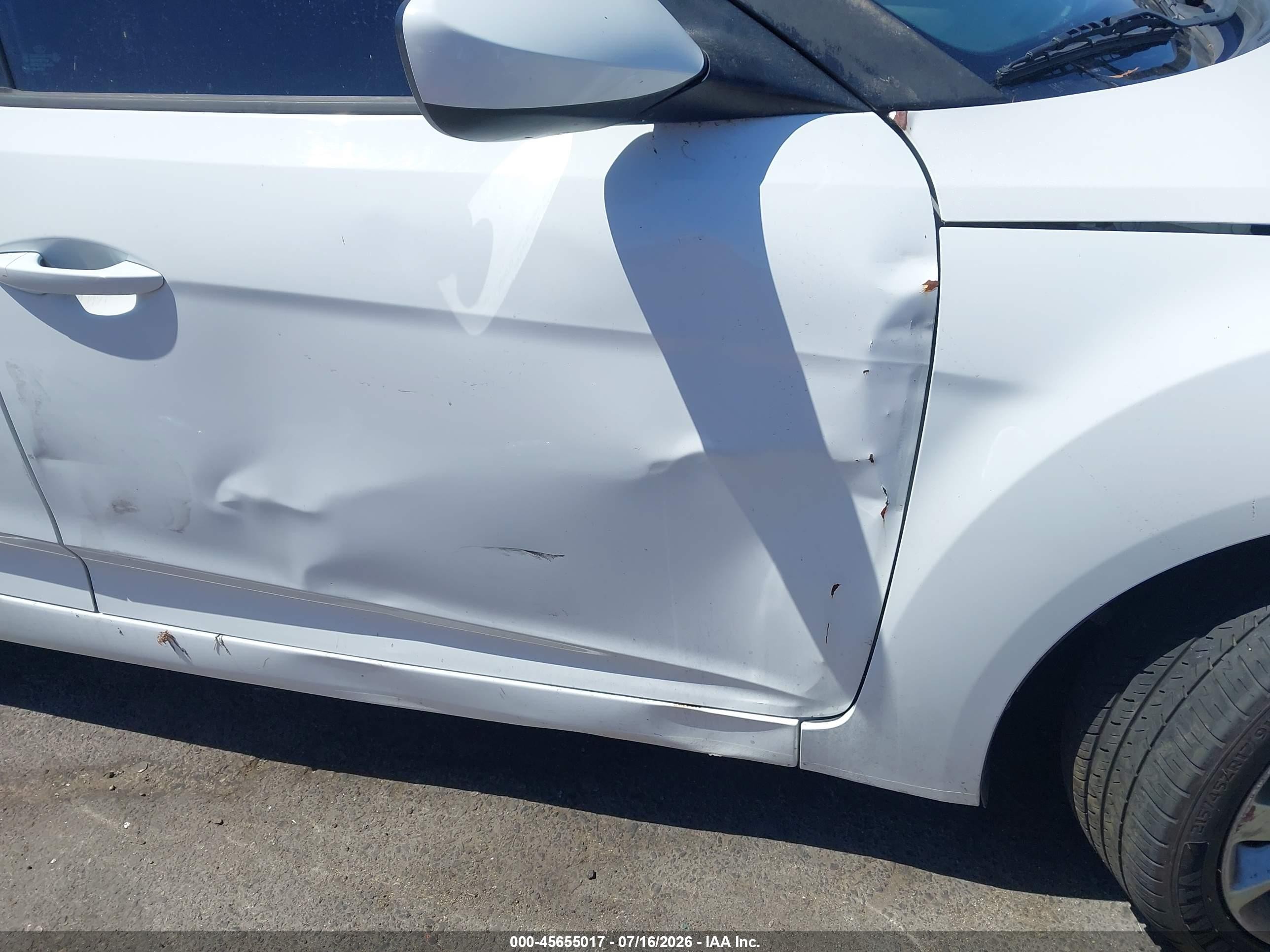 2016 Hyundai Veloster   White vin: KMHTC6AD5GU285009