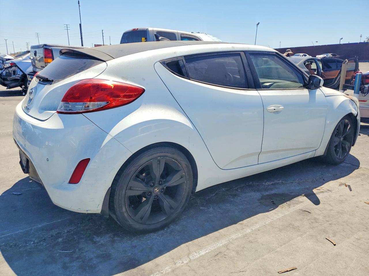 2012 Hyundai Veloster Base White vin: KMHTC6AD6CU058020