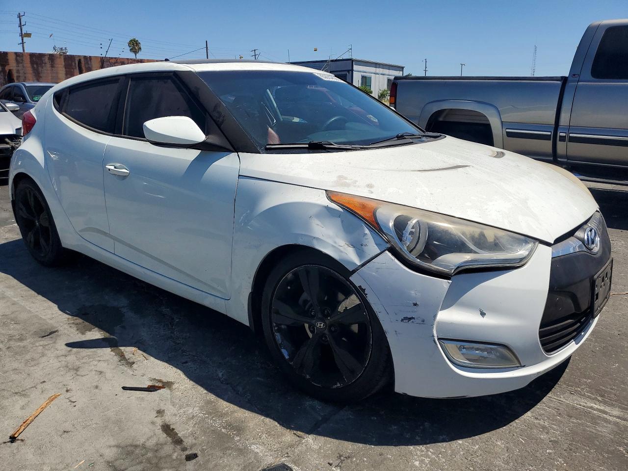 2012 Hyundai Veloster Base White vin: KMHTC6AD6CU058020