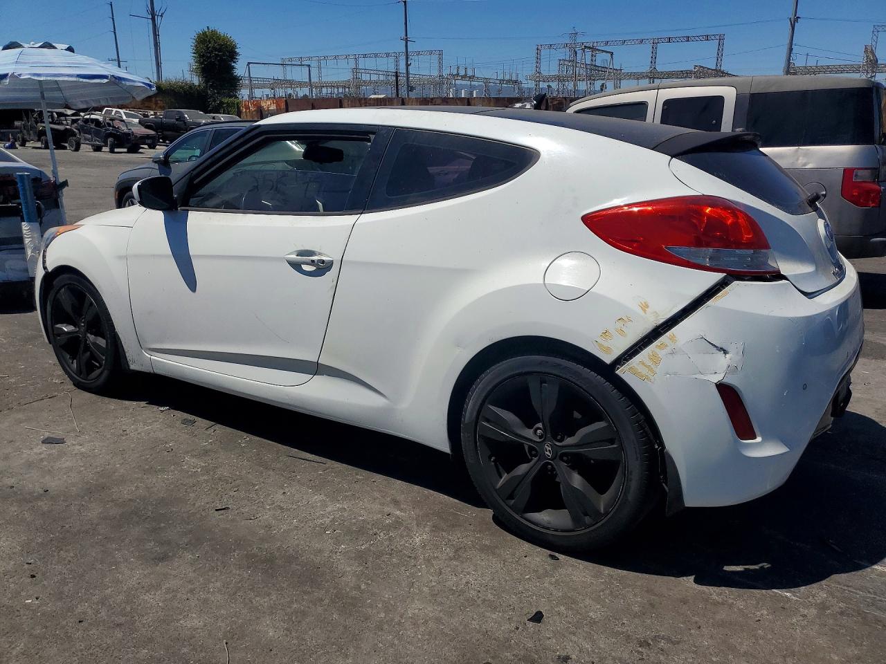 2012 Hyundai Veloster Base White vin: KMHTC6AD6CU058020