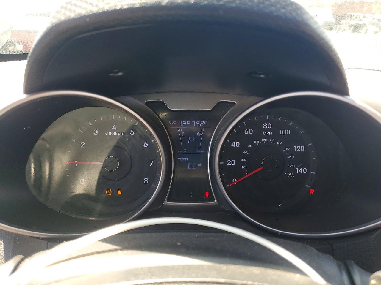 2012 Hyundai Veloster Base White vin: KMHTC6AD6CU058020