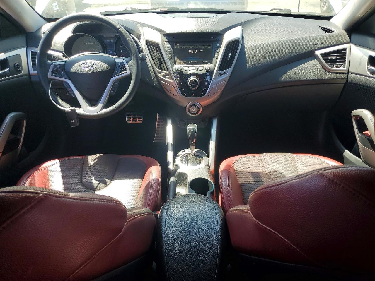 2012 Hyundai Veloster Base White vin: KMHTC6AD6CU058020