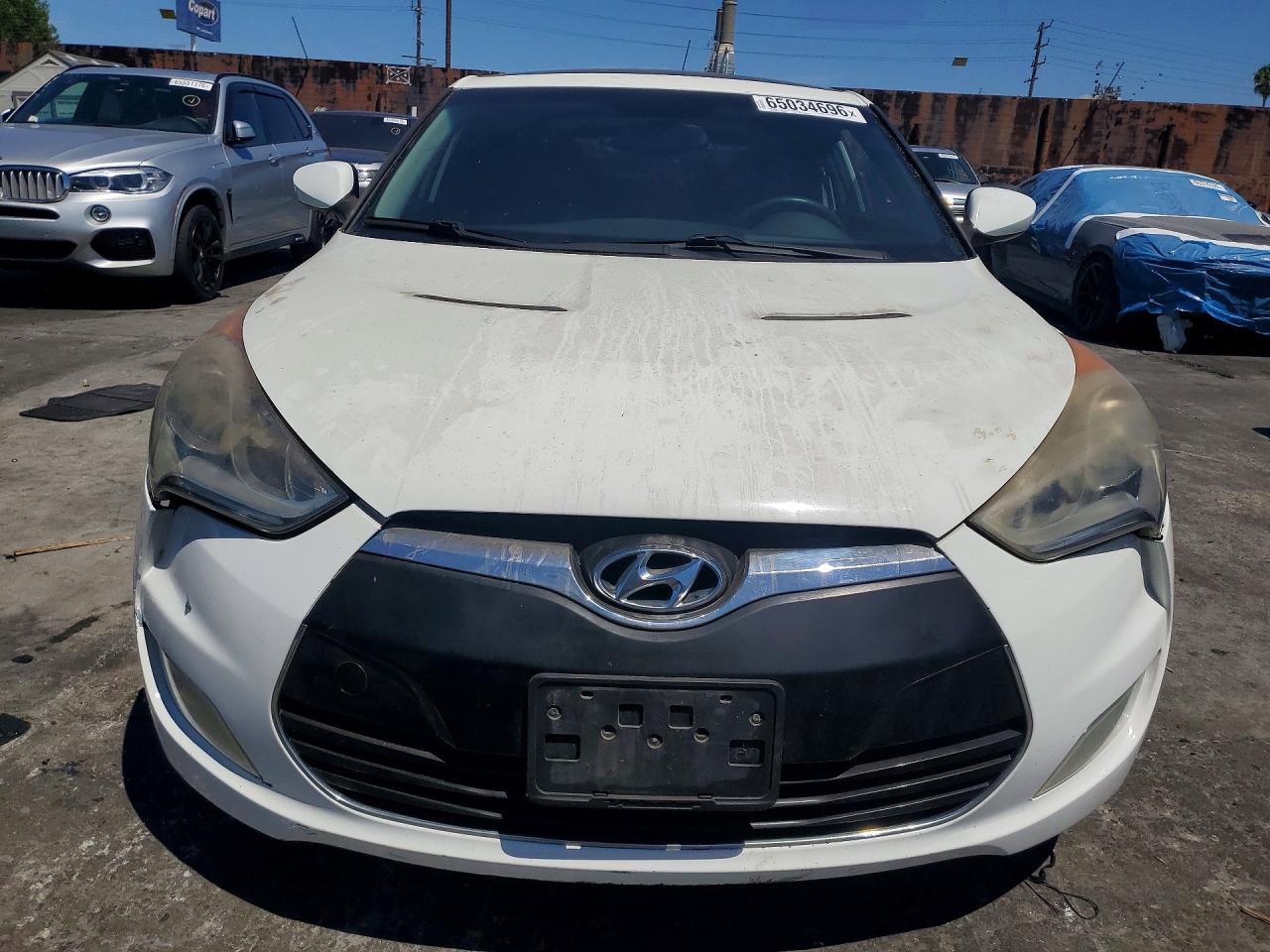 2012 Hyundai Veloster Base White vin: KMHTC6AD6CU058020