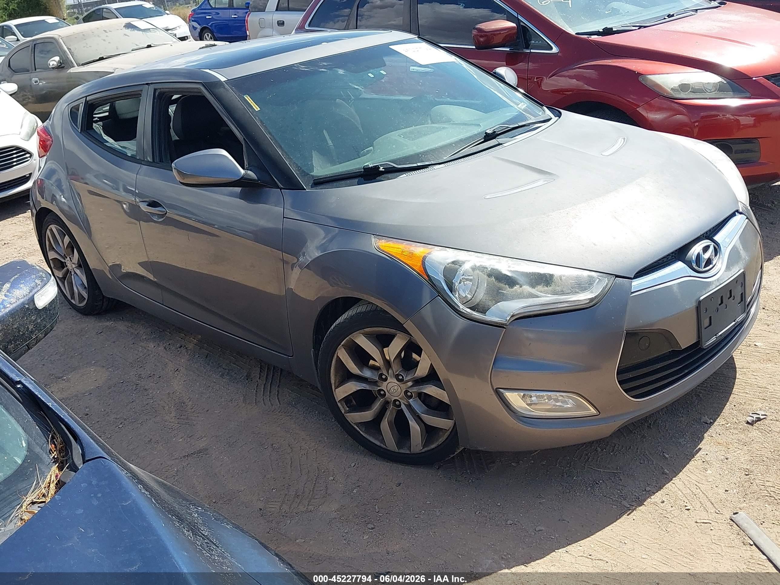 2013 Hyundai Veloster Base W/black Silver vin: KMHTC6AD6DU089186