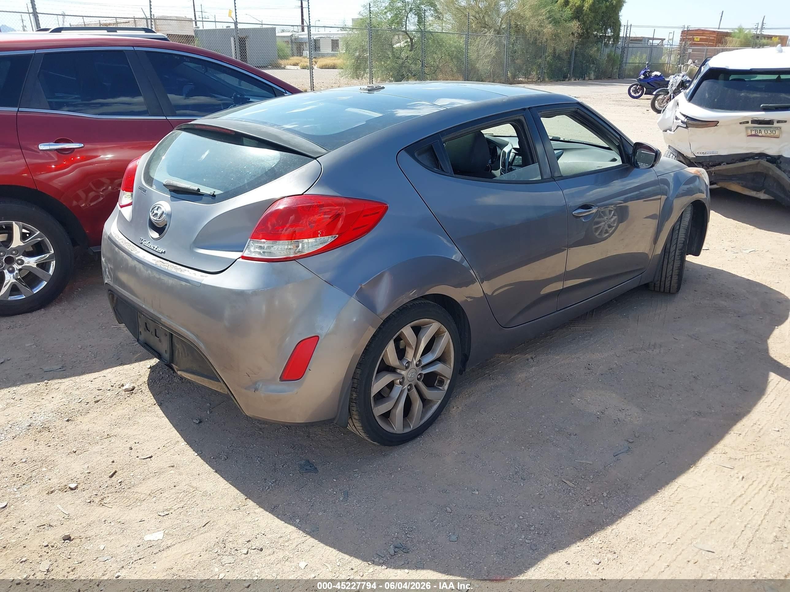 2013 Hyundai Veloster Base W/black Silver vin: KMHTC6AD6DU089186
