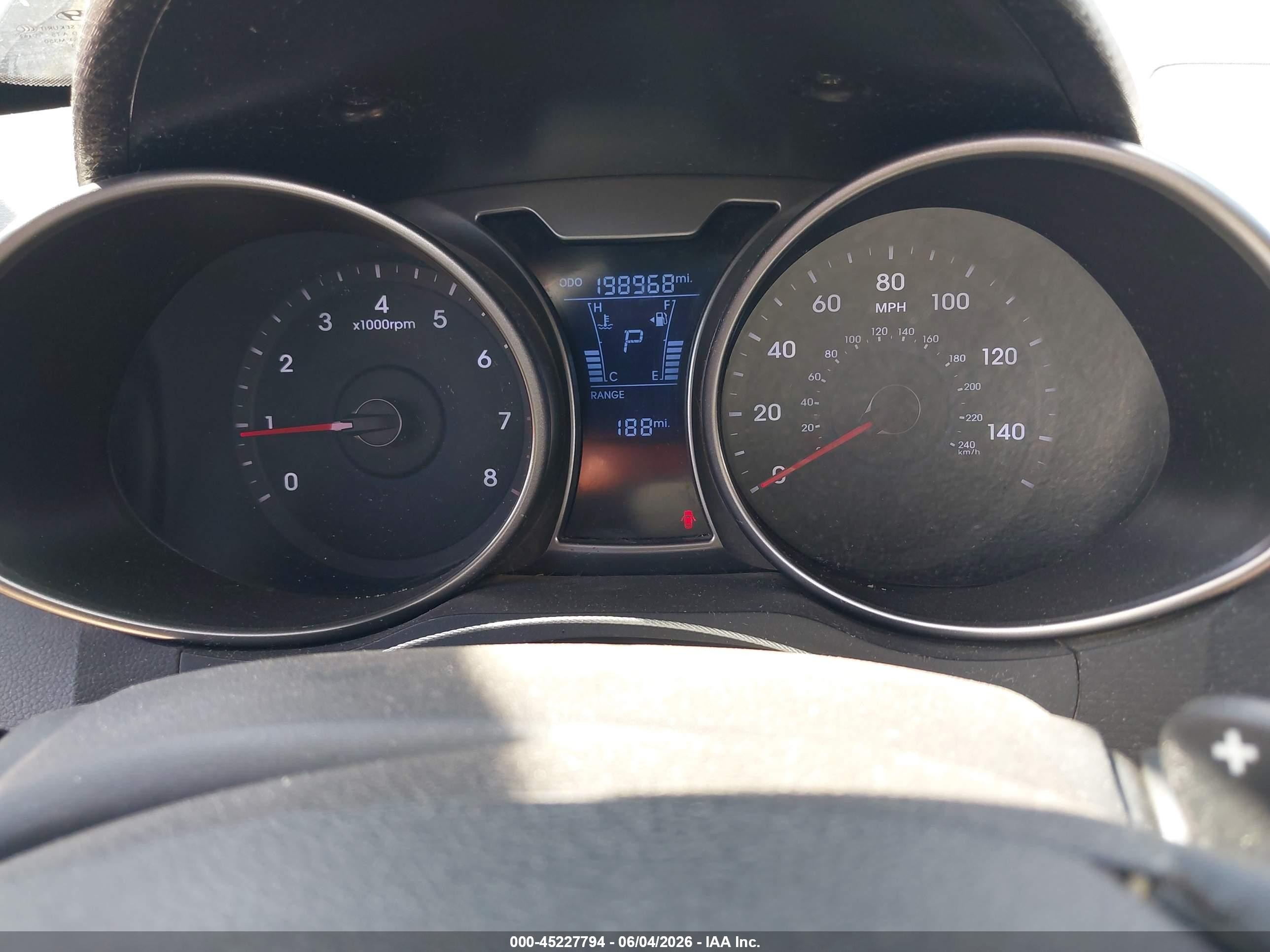 2013 Hyundai Veloster Base W/black Silver vin: KMHTC6AD6DU089186