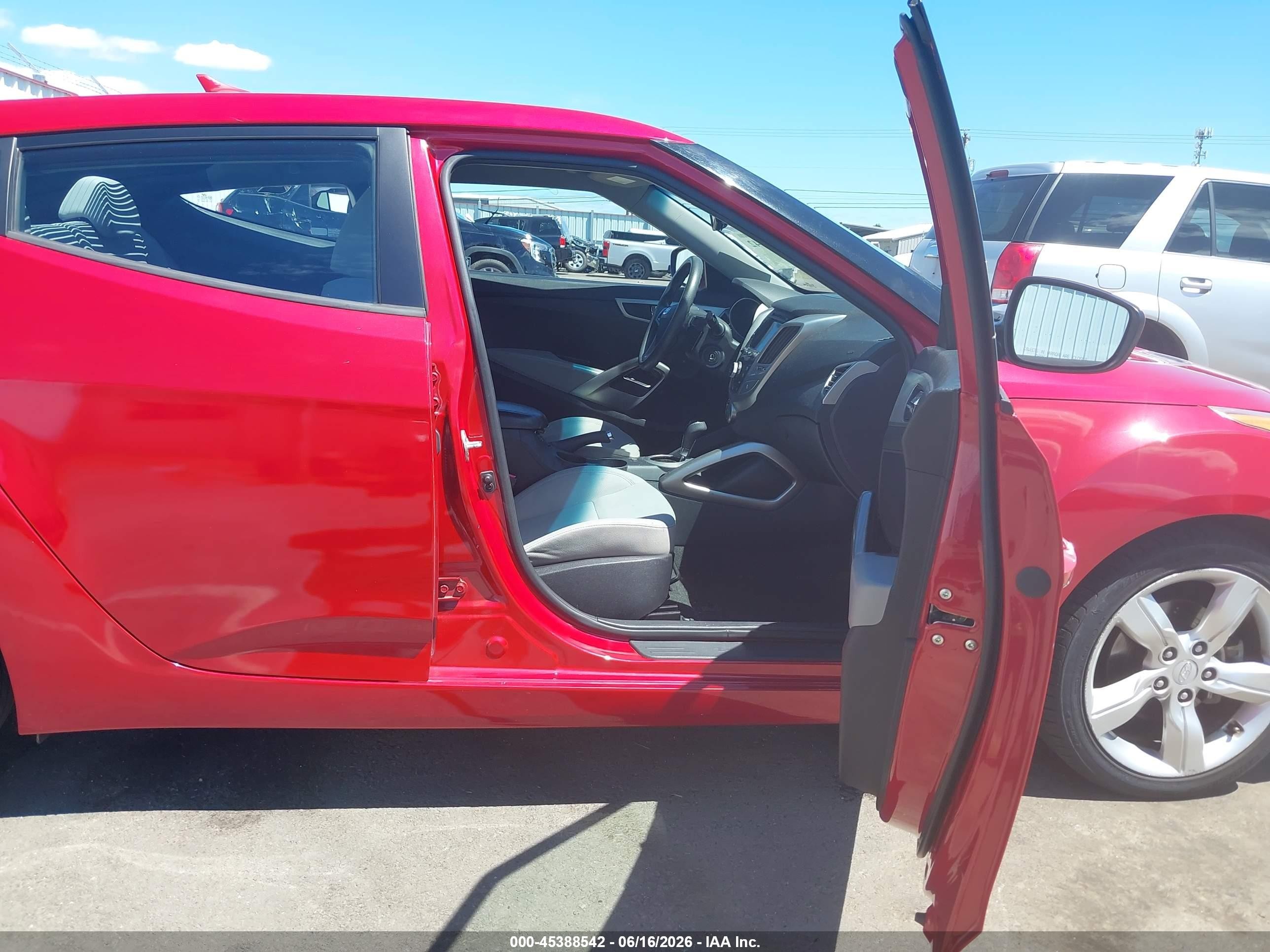2013 Hyundai Veloster Base W/gray Red vin: KMHTC6AD6DU096574