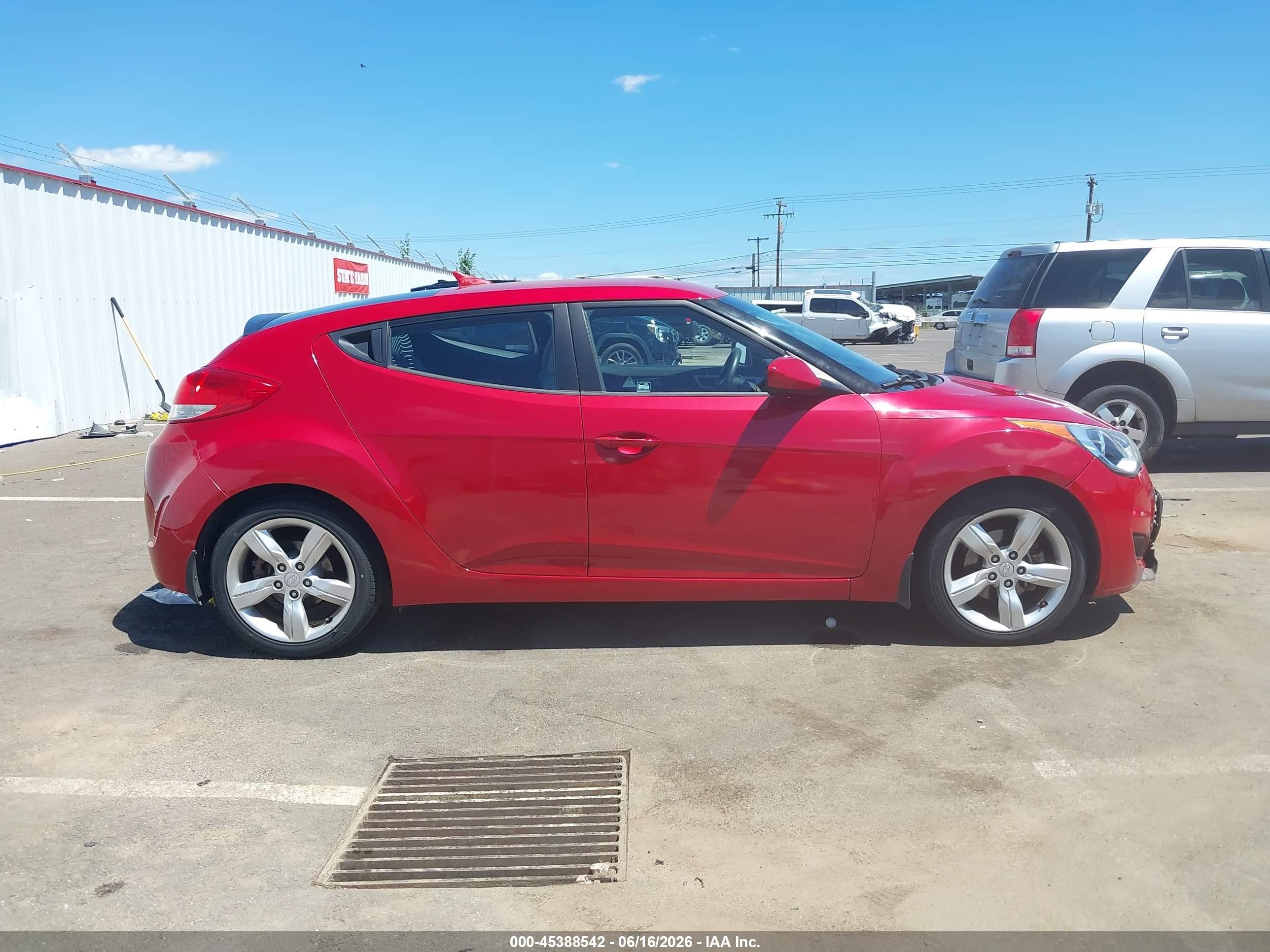 2013 Hyundai Veloster Base W/gray Red vin: KMHTC6AD6DU096574