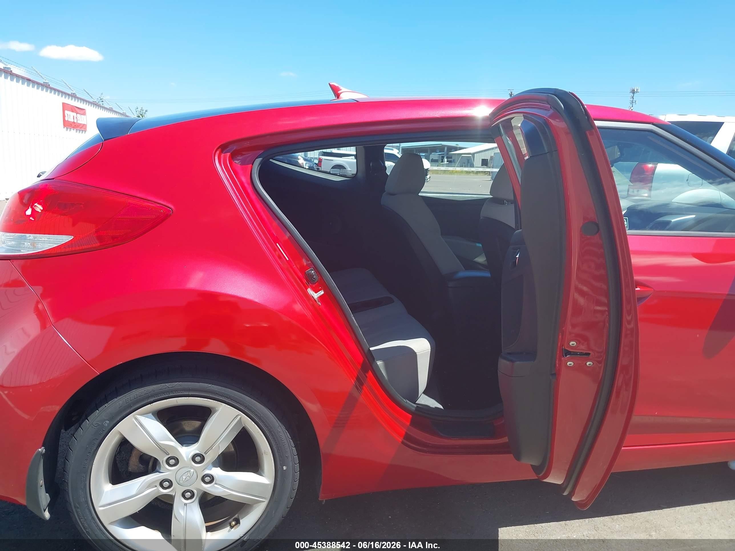 2013 Hyundai Veloster Base W/gray Red vin: KMHTC6AD6DU096574
