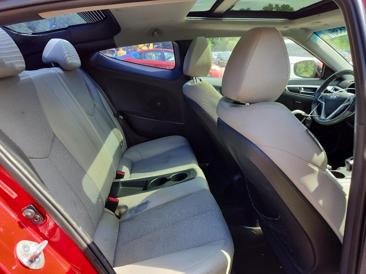 2013 Hyundai Veloster Base Red vin: KMHTC6AD6DU110165