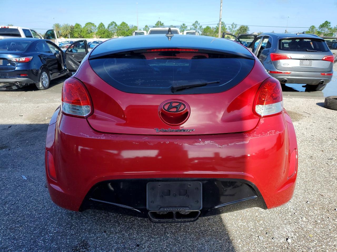 2013 Hyundai Veloster Base Red vin: KMHTC6AD6DU127001