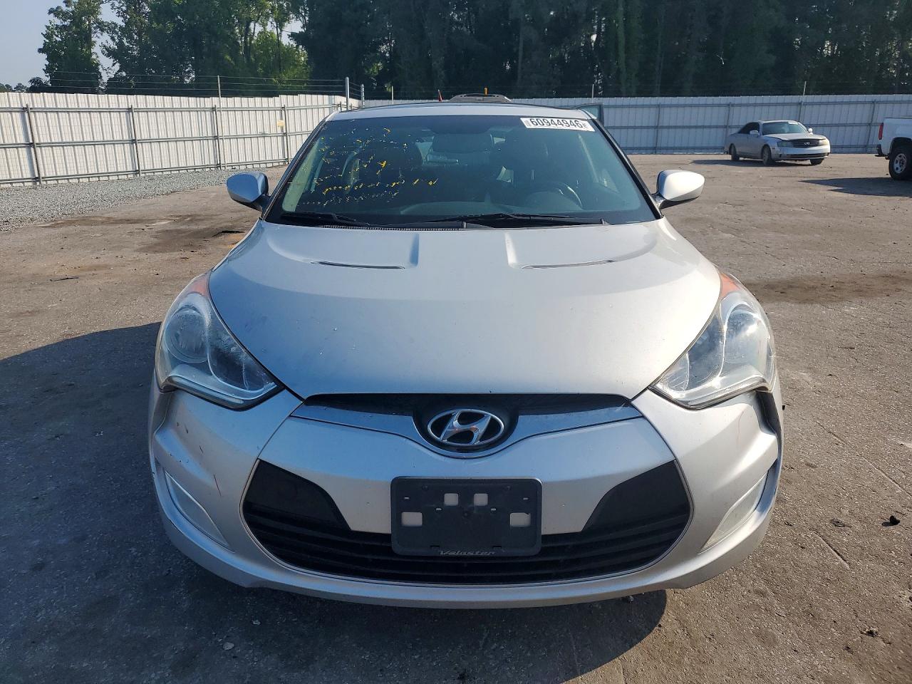 2013 Hyundai Veloster Base Silver vin: KMHTC6AD6DU132151