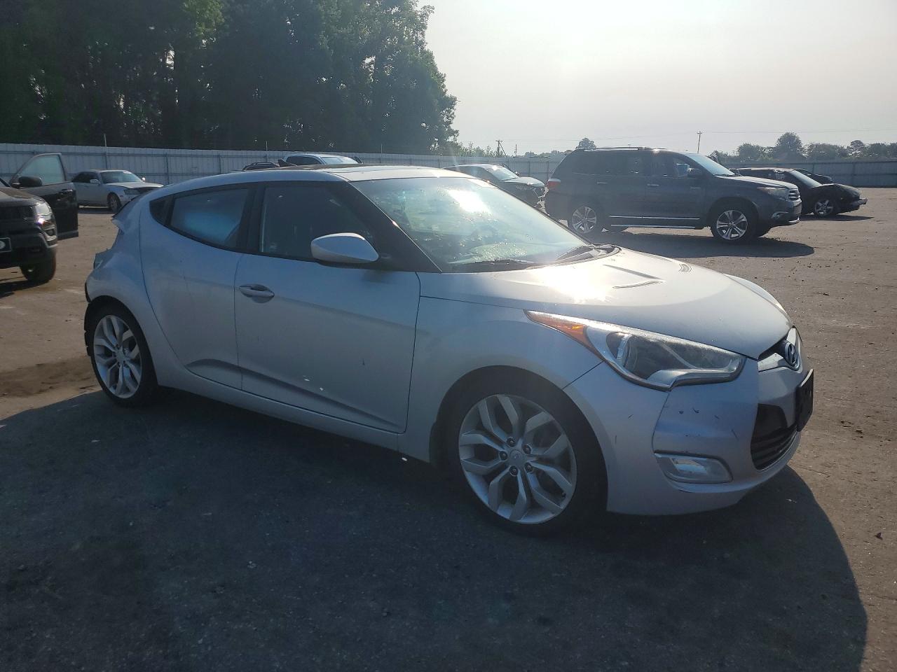 2013 Hyundai Veloster Base Silver vin: KMHTC6AD6DU132151