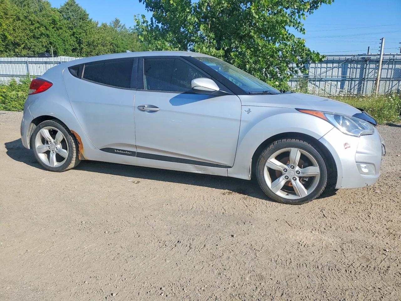 2013 Hyundai Veloster Base Silver vin: KMHTC6AD6DU166123