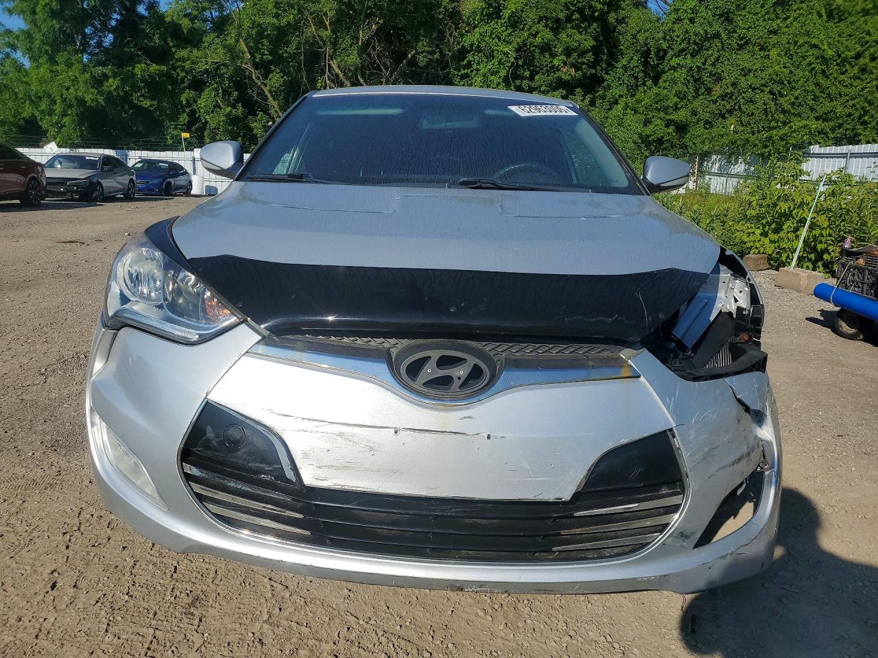 2013 Hyundai Veloster Base Silver vin: KMHTC6AD6DU166123