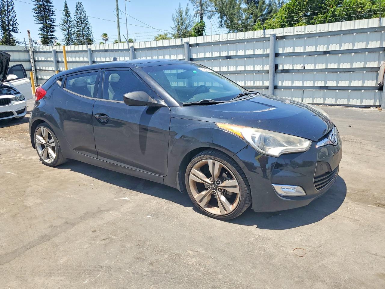 2014 Hyundai Veloster Base Black vin: KMHTC6AD6EU185286
